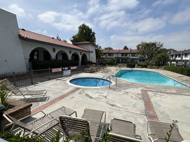 Building Photo - Fantastic 3 Bed 1.5 Bath End Unit Townhome in Orange!