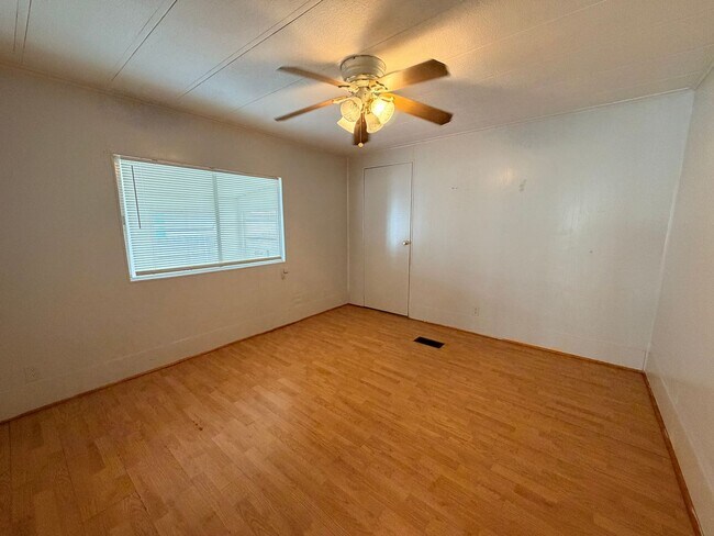 Building Photo - OVERSIZED 2/2 IN QUIET NEIGHBORHOOD!