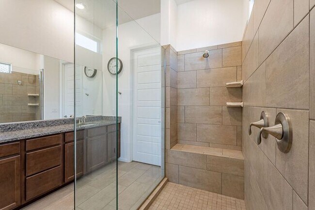 Building Photo - Bright & Spacious 4-Bed Home with 3-Car Ga...