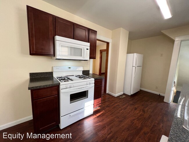 Building Photo - 3 br, 2 bath House - 207 E. Howard St.