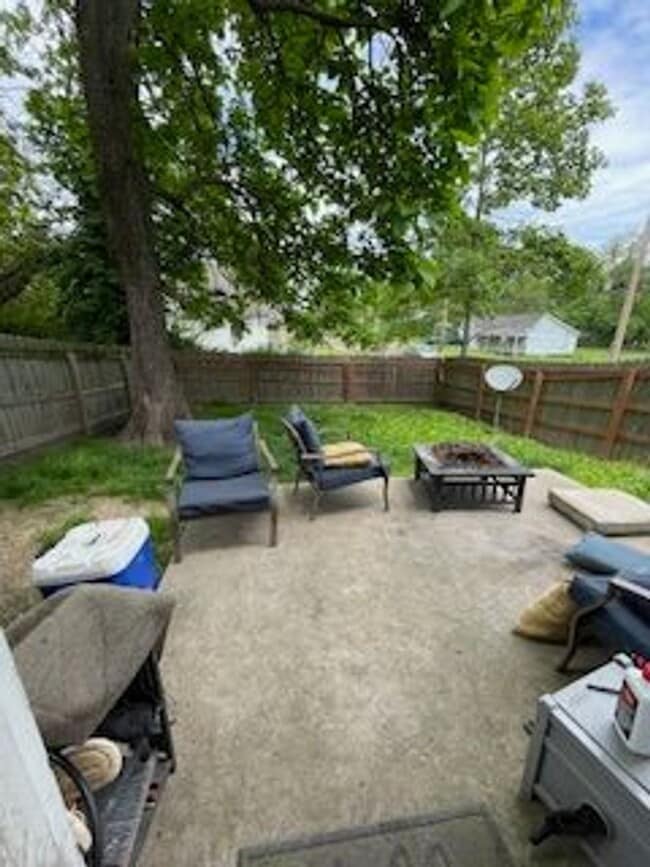 Building Photo - Oak St Duplex