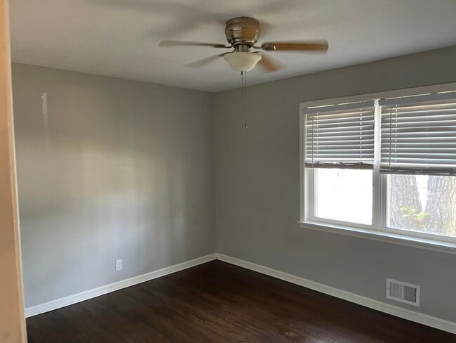 Building Photo - 2817 Meadowbrook Dr