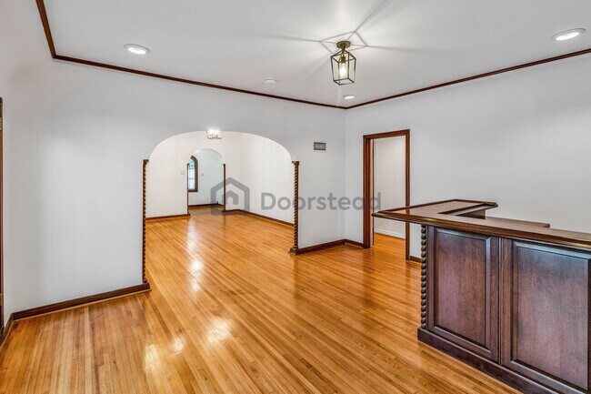 Building Photo - 603 S Mansfield Ave