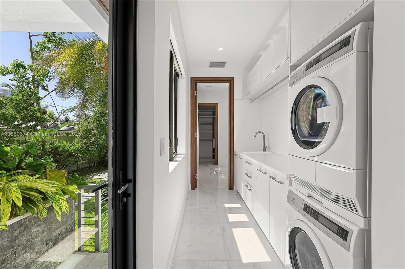 Building Photo - 1225 S Biscayne Point Rd