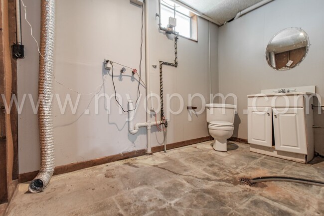 Building Photo - Beautiful 3 Bedroom / 2.5 Bath | 120th and...