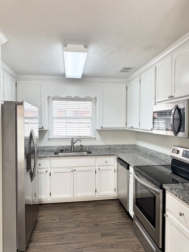 Building Photo - ** 3 bed 2 bath located in Thorington Trace ** Call 334-366-9198 for a self showing