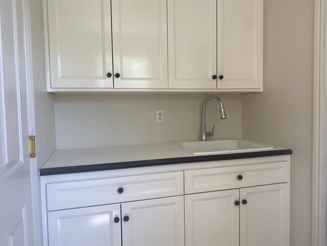 Building Photo - Beautiful Lakefront Home in the Vineyard! ...