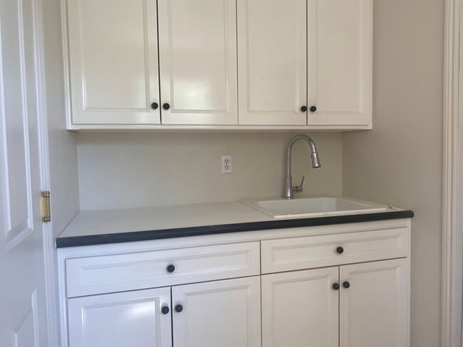 Building Photo - Beautiful Lakefront Home in the Vineyard! 55+ community