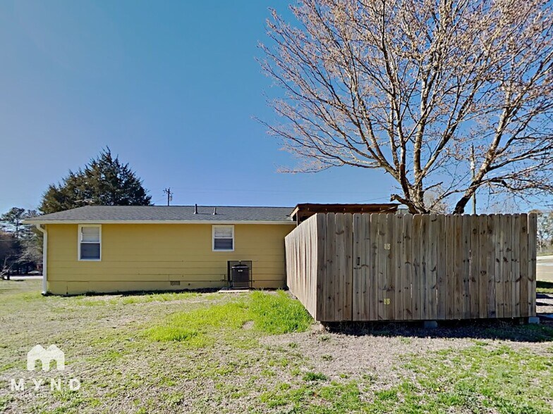 Building Photo - 1020 McDaniel Mill Rd SW