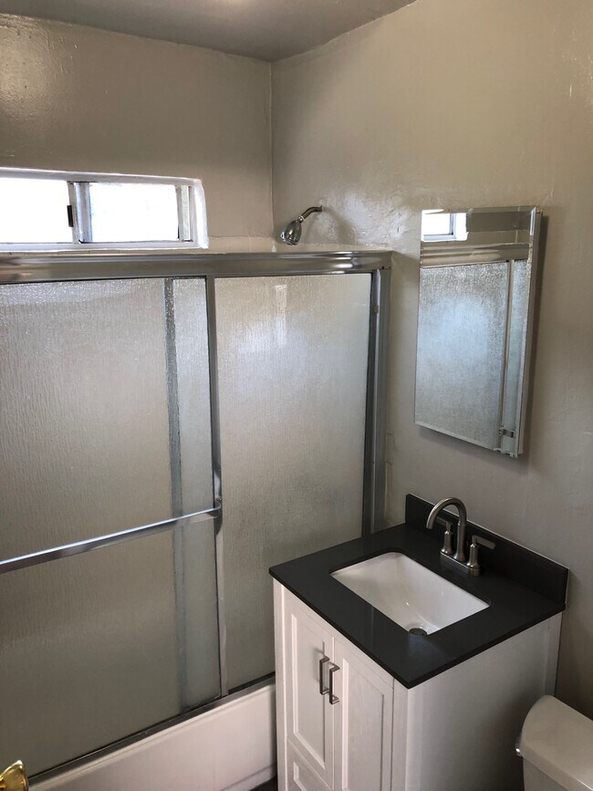 Building Photo - 429 W Garfield Ave