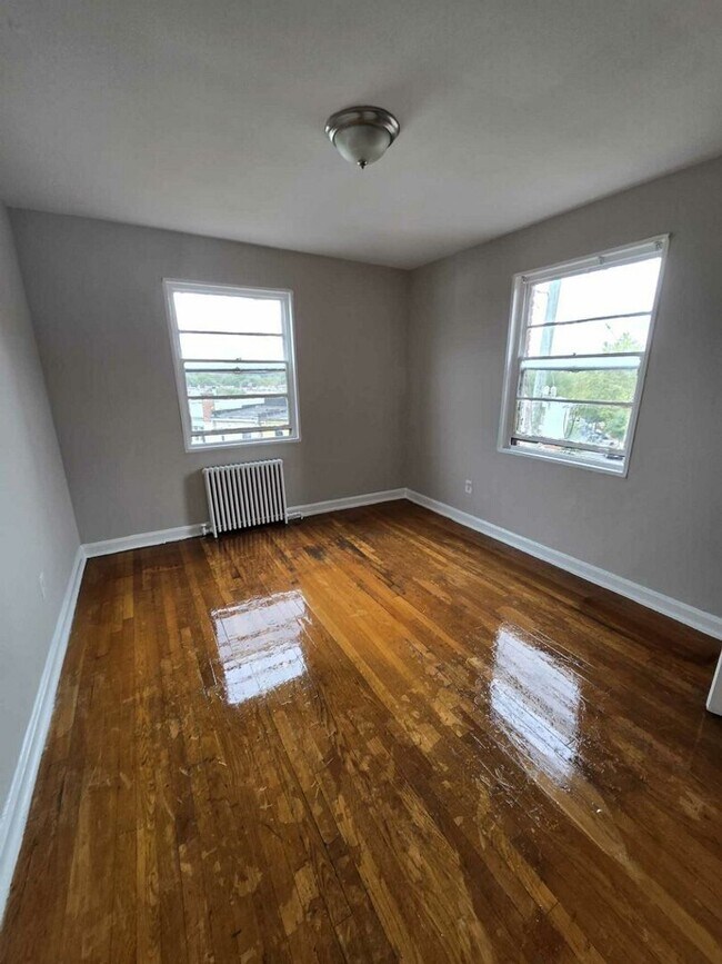 Interior Photo - 140 KENILWORTH AVE NE