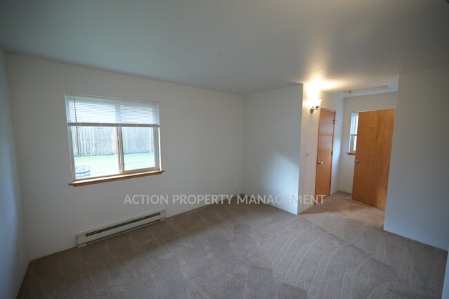 Building Photo - 2 bed, 2 bath, 1 car garage- water, sewer and yard care included!