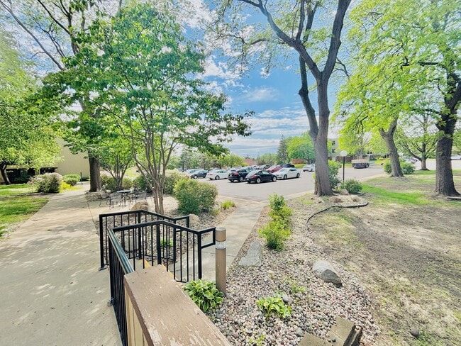 Building Photo - LOCATION LOCATION!  Prime, 1 bed/1 bath Co...