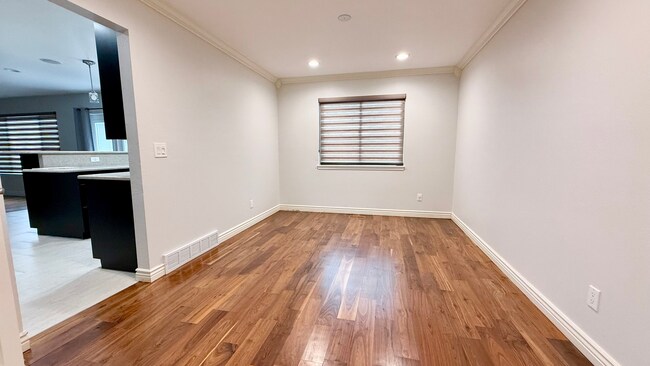 Building Photo - GOURMET KITCHEN-D20-6 BEDROOMS
