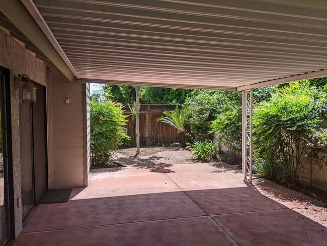 Building Photo - Spacious Bullard Court 2 bedroom 2 bathroo...