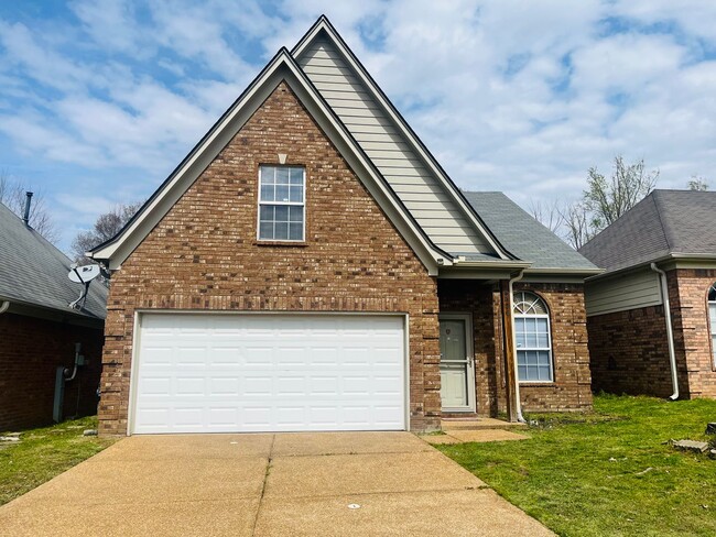 Building Photo - 3BR/2.5BA  near Shelby Farms.  No CARPET! Small pets allowed.