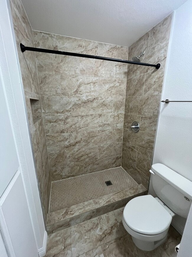 Building Photo - Beautifully Remodeled 2-Bed Condo with Private Patio in Casablanca