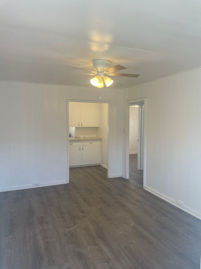 Building Photo - Moiliili/University - Hausten St - 2 Bdrm/1 Bath/No Prkg - $1600