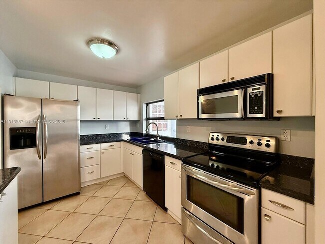 Building Photo - 555 NE 30th St