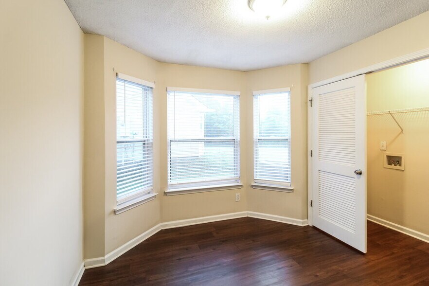 Building Photo - 4182 Arabian Way SW