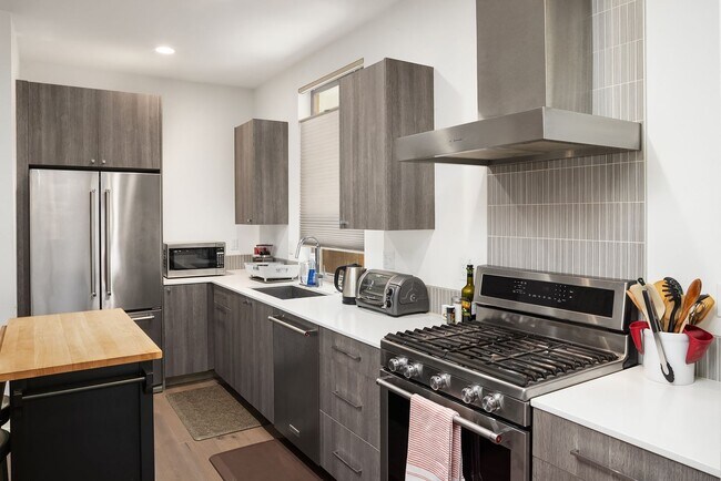 Building Photo - North Beacon Hill Townhome Living!