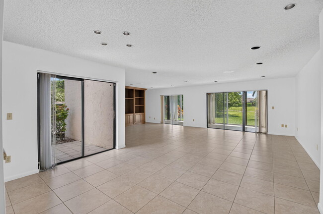 Building Photo - 9264 Vista Del Lago