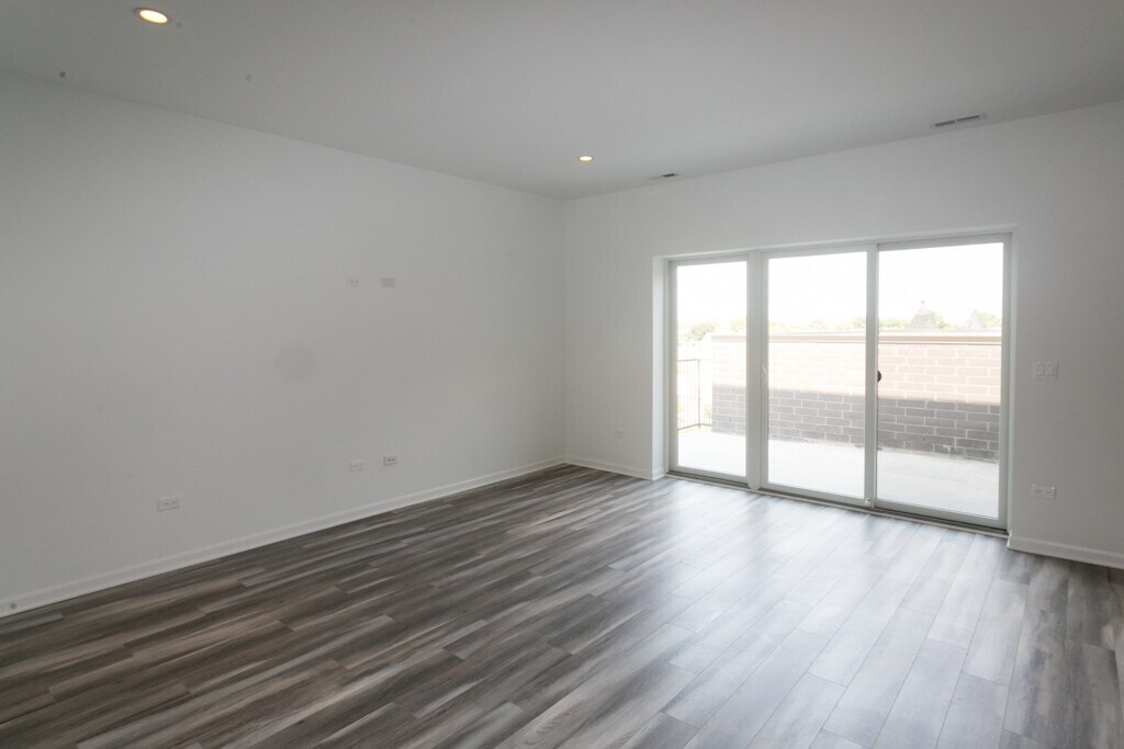 Building Photo - 2535 W Fullerton Ave