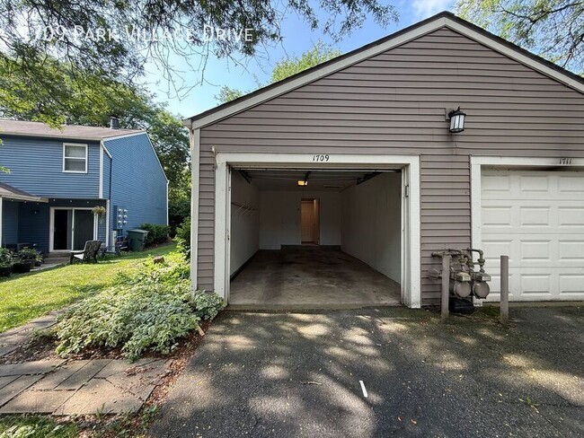 Building Photo - 1709 Park Village Dr