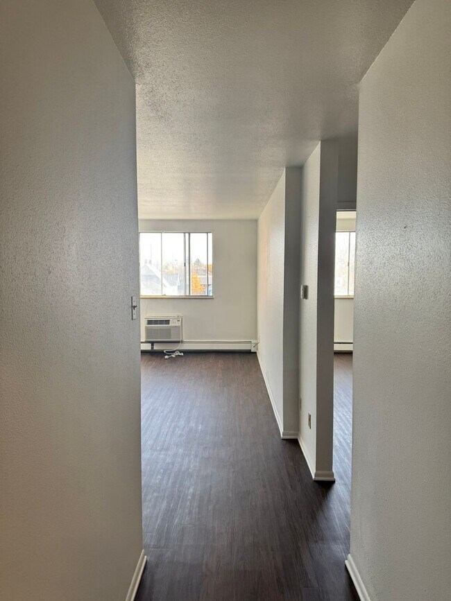 Building Photo - 306 E 18th St