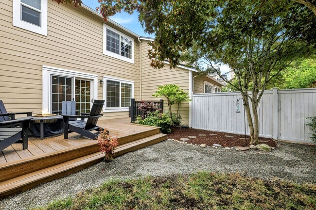 Building Photo - For Lease $2950/Month: Beautifully updated 2/Bdrm Townhome with large Bonus Room