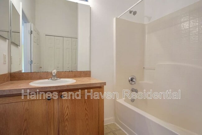 Building Photo - 990 Kenbar St