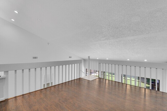 Building Photo - 6680 Thornhill Ct