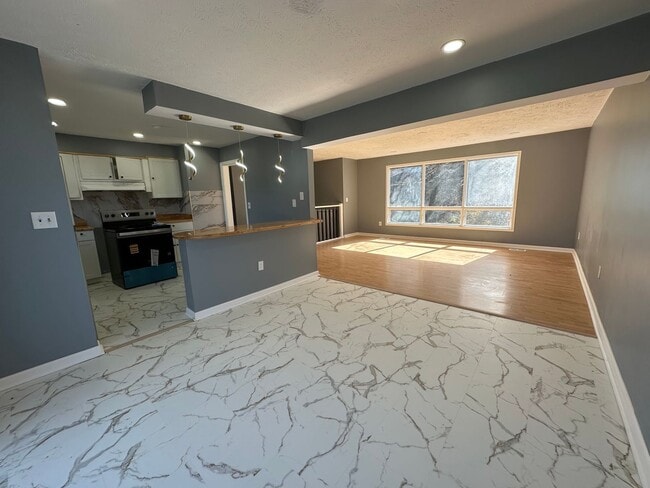 Building Photo - 5 Bedroom / 3 Bath Home Kingsport, TN