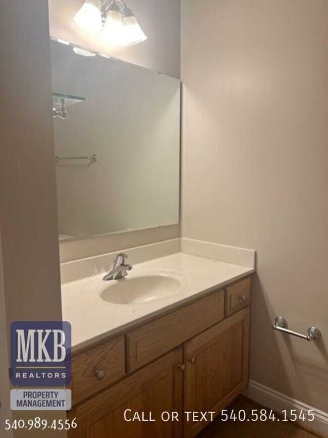 Building Photo - 2810 King St NE