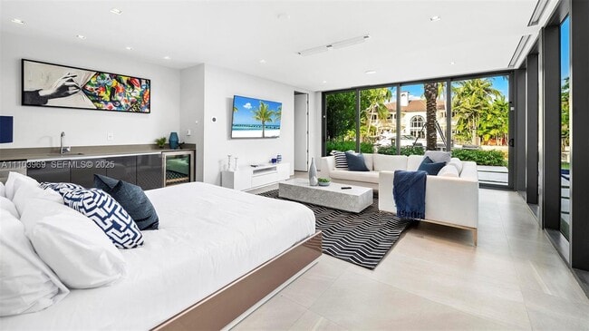 Building Photo - 440 Mola Ave