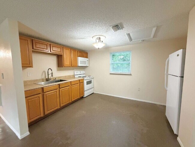 Building Photo - "Charming 3-Bedroom Gem in Land O' Lakes – Your Cozy Retreat Awaits!"