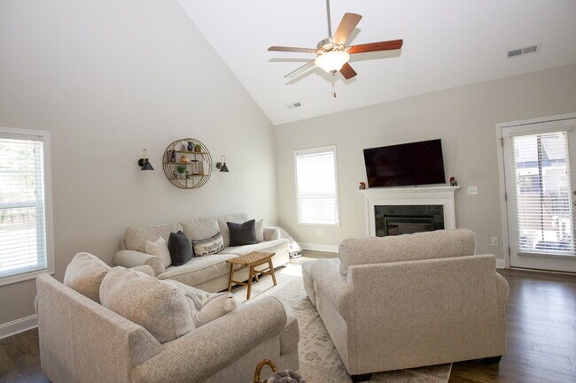 Building Photo - "Spacious 4-Bedroom Home with 2.5 Baths in...