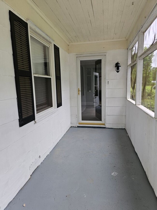Building Photo - Charming 2 Bedroom Apartment located Minutes Outside of Downtown Sanford