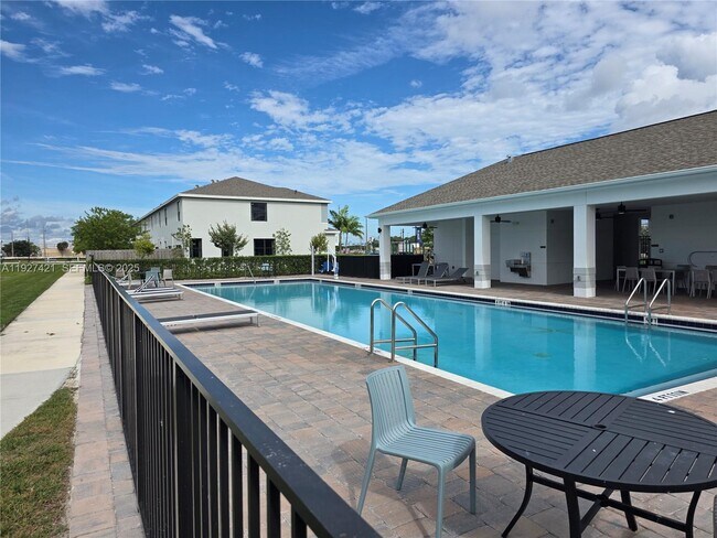 Building Photo - 261 NE 16th St