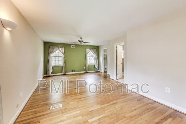 Building Photo - 10 Harvard Ct