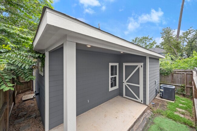 Building Photo - 16670 Meadowcroft St