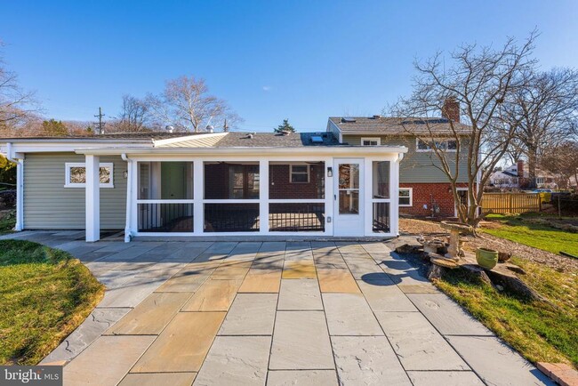 Building Photo - 700 N Mansfield St