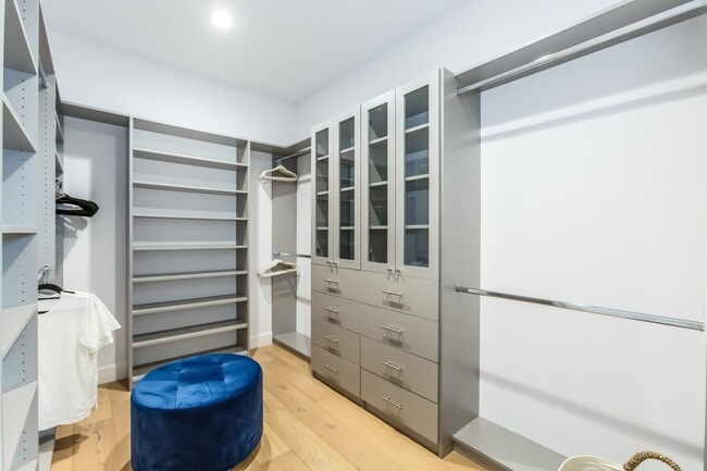 Building Photo - Stunning home in Studio City!