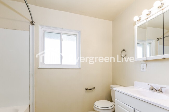 Building Photo - 204 W Boitnott Dr