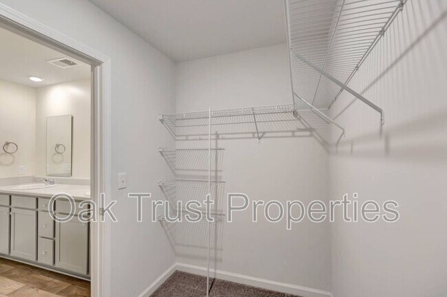 Building Photo - 703 Hilchot Dr