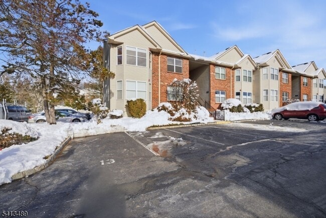 Building Photo - 8 Jennifer Dr