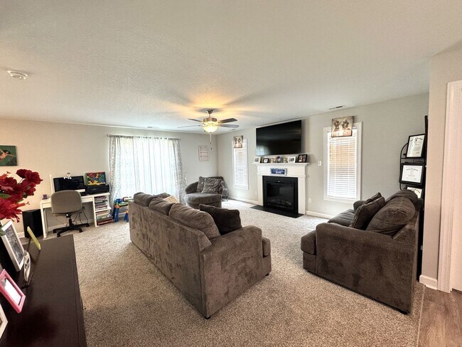 Building Photo - Beautiful Home! Convenient to Camp Lejeune!