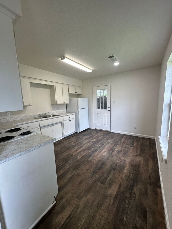 Building Photo - Kinkead Duplex