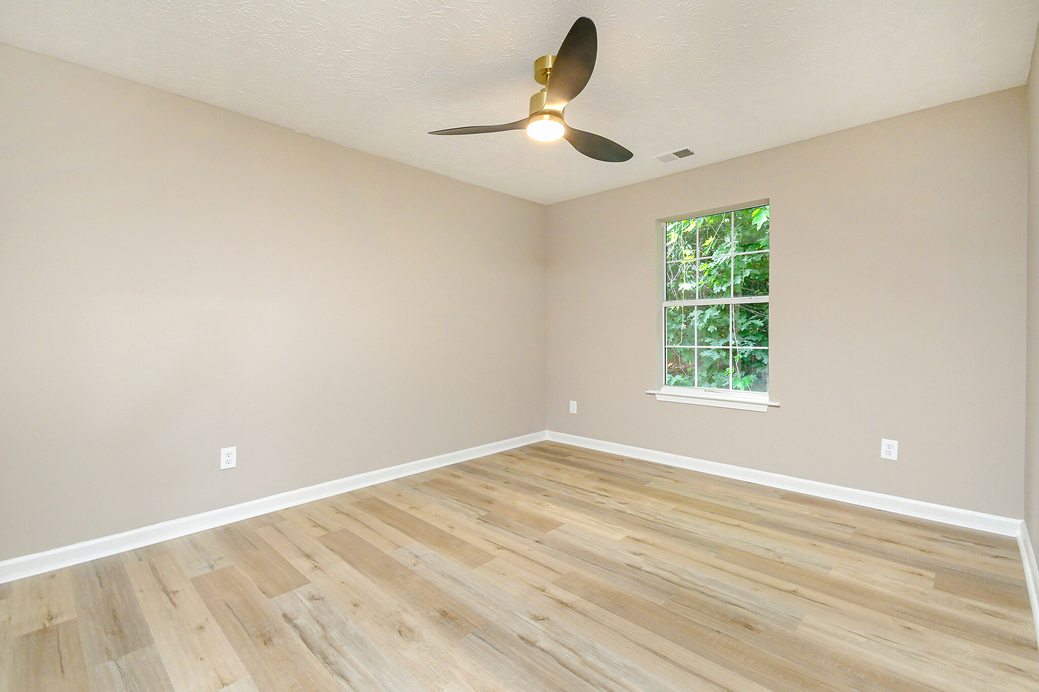 Building Photo - Room in House on Brown Dr