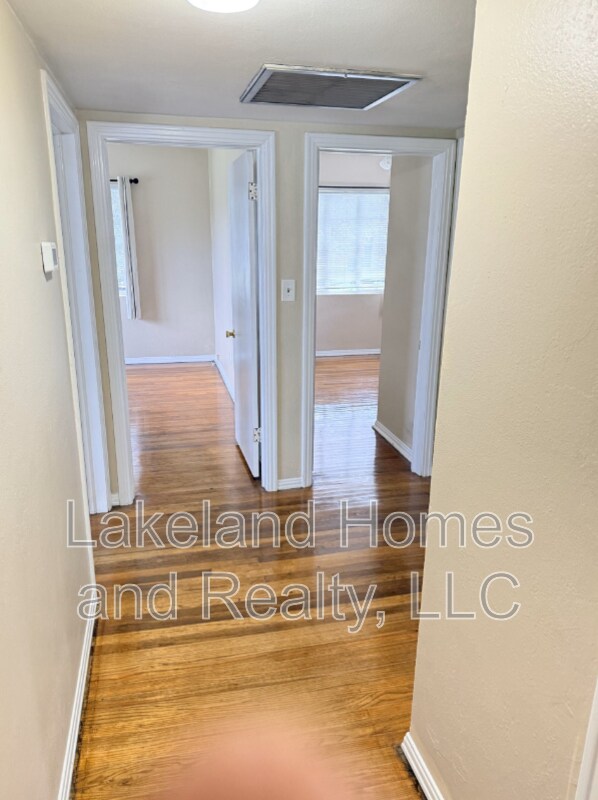 Building Photo - 3115 Buckingham Ave